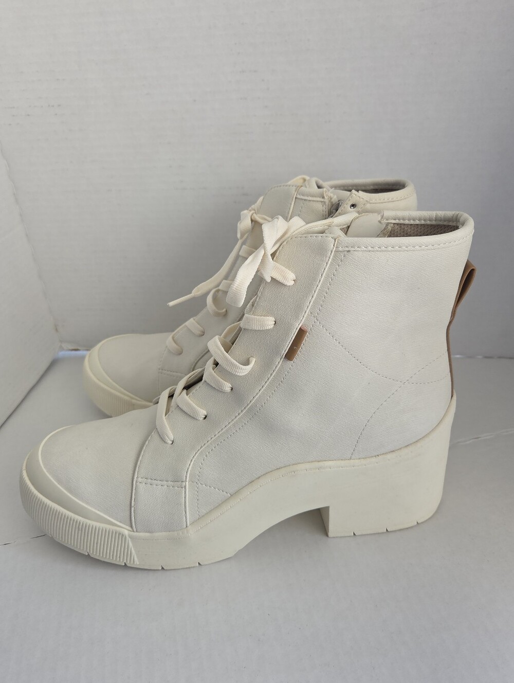 Dr. Scholl’s Time Off Up Platform Boots Cream Sz 11 NWT Lace Up Canvas